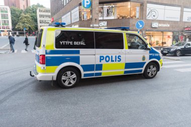 Stockholm sokaklarında İsveç polis arabası.