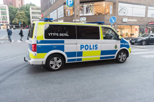 Svensk polisbil på gatan i Stockholm. — Stockfoto