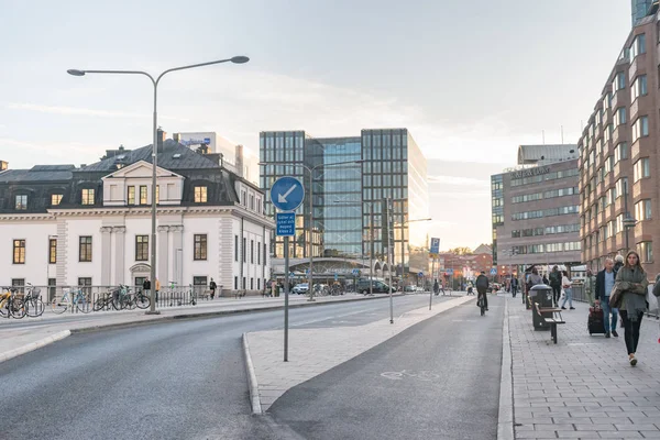 Vista de la calle desde Klarabergsviadukten a la luz del día . —  Fotos de Stock