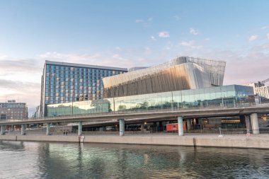 Gün batımında Radisson Blu Waterfront Oteli 'nde.