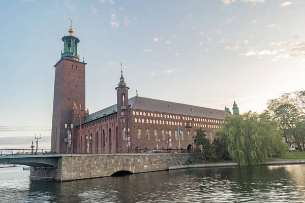 Ayuntamiento de Estocolmo, edificio del Concejo Municipal de la Ciudad de Estocolmo al atardecer . — Foto de Stock