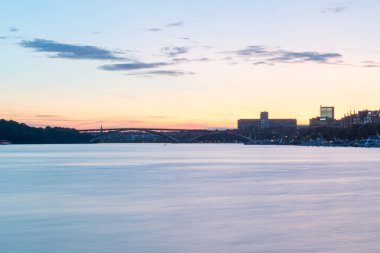 Riddarfjarden üzerinde Batı Köprüsü ile güzel bir gün batımı manzarası.
