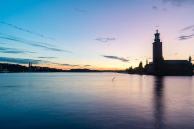 Gün batımında Riddarfjarden Stockholm Belediye Binası 'nın panoramik manzarası.