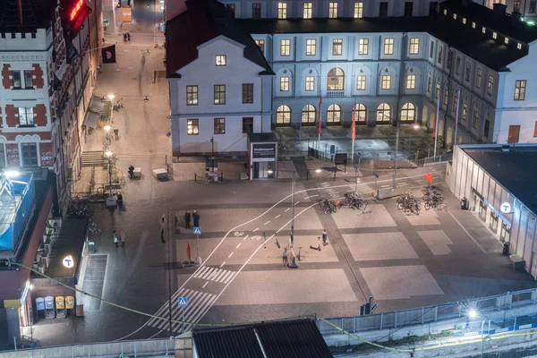 Slussen metro istasyonunun girişinin yanındaki meydanın gece manzarası. — Stok fotoğraf