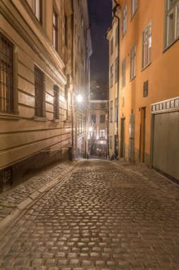 Geceleri Gamla Stan 'de Prastgatan Caddesi.