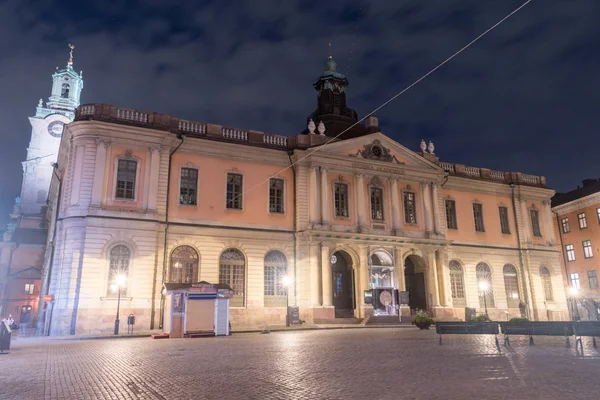 Gebäude der Schwedischen Akademie und des Nobelmuseums am Stortorget Platz bei Nacht. — Stockfoto