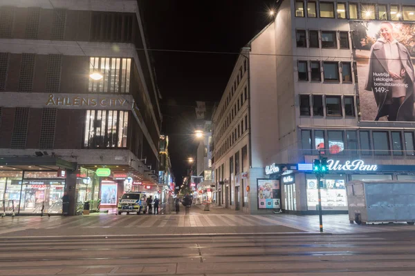 Drottninggatan w pobliżu centrum handlowego Ahlens City w nocy. — Zdjęcie stockowe