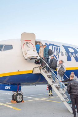 Ryanair uçağına binen yolcular.