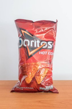 Doritos Nacho sıcak mısır cipsi. 1964 'ten beri Pepsico' nun bir yan kuruluşu olan Frito-Lay tarafından üretilen lezzetli tortilla cipsleri..