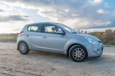 Gri Hyundai i20 'nin günbatımı geçmişi.