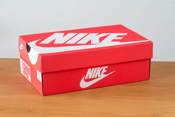 Red Nike caixa de sapatos . — Fotografia de Stock