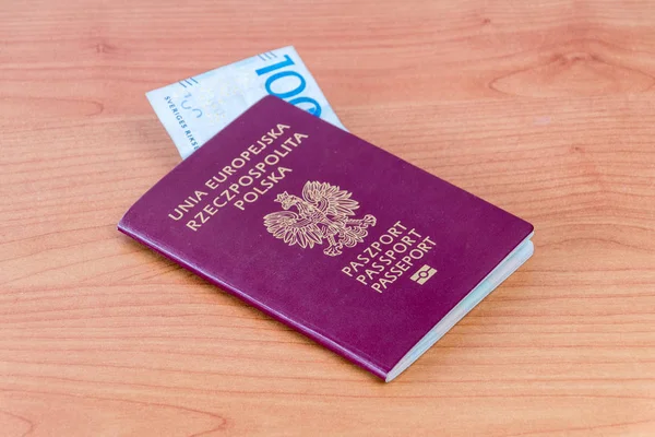 Polski paszport biometryczny ze szwedzkim banknotem. — Zdjęcie stockowe