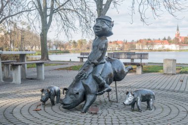 Domowe Erkek Gölü 'ndeki Pofajdok Rycerz anıtı.