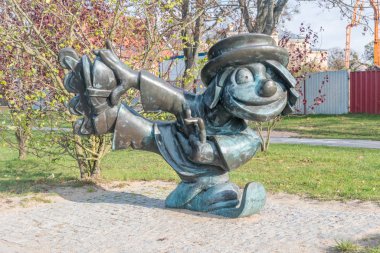 Szczytno 'daki Dlugie Gölü' nün yanındaki heykel.