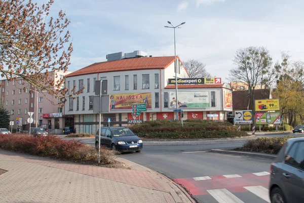 Kreisverkehr im Stadtzentrum von Szczytno. — Stockfoto