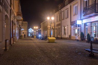 Lomza 'nın şehir merkezinin gece manzarası.