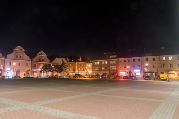 Stary Rynek torget på natten i Lomza. — Stockfoto