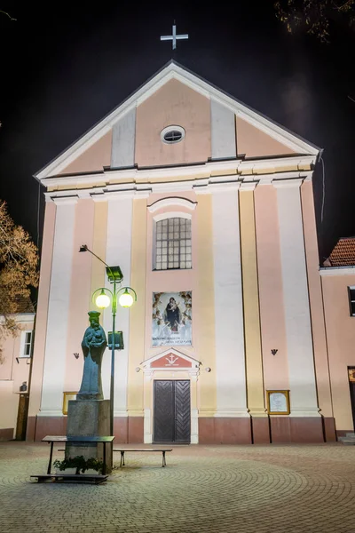 Kyrkan av Friars Minor Capuchin på natten. — Stockfoto