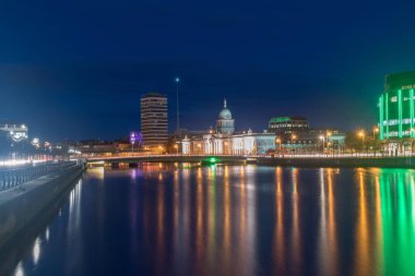 Dublin, Irelan 'da Dublin Gümrük Evi ile Liffey Nehri