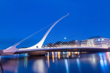 Samuel Beckett Köprüsü Liffey nehrinin üzerinde gece vakti.