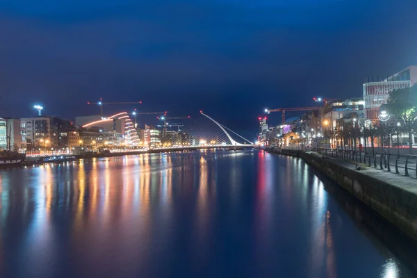 Río Liffey con el puente Samuel Beckett por la noche . — Foto de Stock