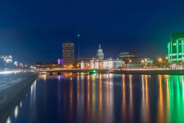 Río Liffey con Dublin Custom House por la noche en Dublín, Irelan — Foto de Stock
