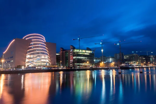 Riverbank con centro de convenciones Dublín por la noche . — Foto de Stock