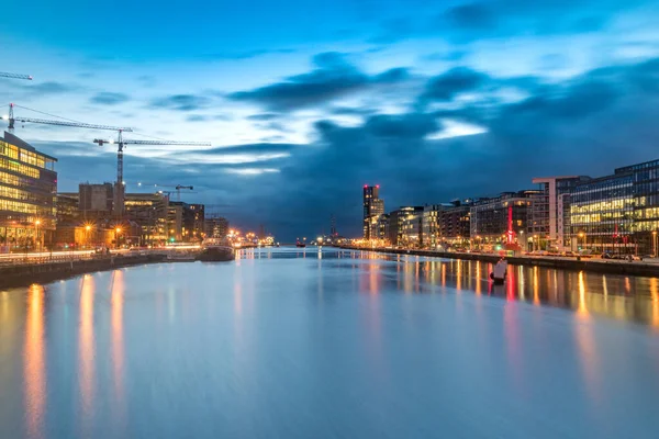 Vista matutina del río Liffey en Dublín, Irlanda . — Foto de Stock