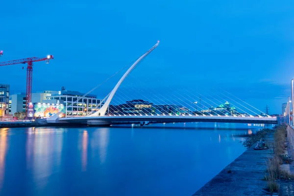 Docklands y el puente Samuel Beckett por la noche — Foto de Stock