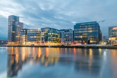 Milenyum Kulesi, Jp Morgan ve State Street ofisleri sabah Liffey Nehri 'nde..