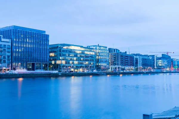 Edificios modernos en el río Liffey por la mañana temprano . — Foto de Stock