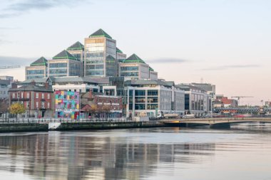 Liffey nehri ve George 's Quay Plaza Ulster Bank' ın merkezidir..
