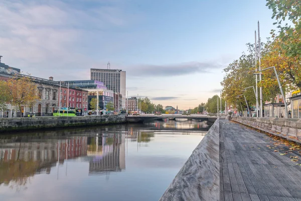 Hermosa vista sobre el río Liffey al amanecer . — Foto de Stock