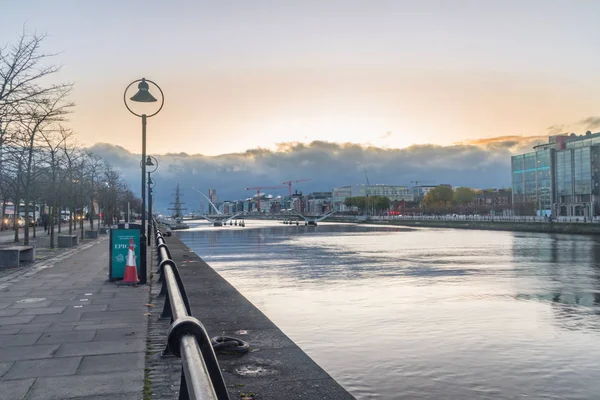 Vista del amanecer en el río Liffey . — Foto de Stock