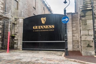 St. James bira fabrikasında Guinnes logosu.