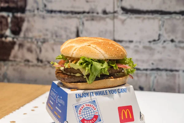 McDonald's hamburger svizzero stack . — Foto Stock