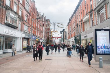 Dublin 'in işlek bir alışveriş sokağındaki insanlar.
