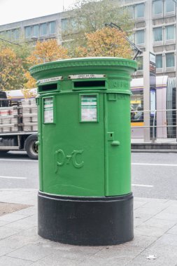 İrlandalı postacı An Post için yeşil posta kutusu.