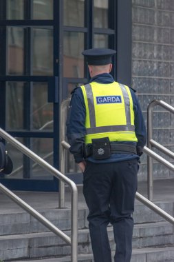 İrlandalı polis ya da garda.