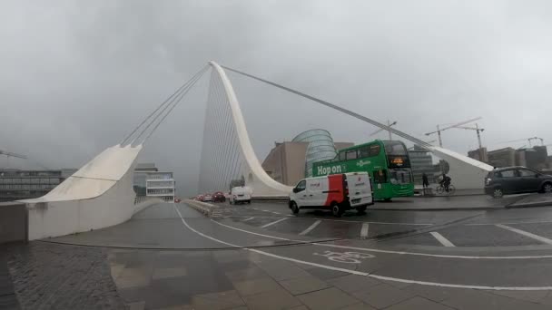 Dublín Irlanda Noviembre 2019 Tráfico Puente Samuel Beckett Durante Lluvia — Vídeo de stock