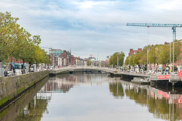 Ha 'penny puente sobre el río Liffey . — Foto de Stock