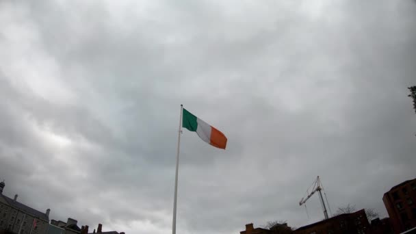 Bandiera Della Repubblica Irlanda Giorno Nuvoloso — Video Stock