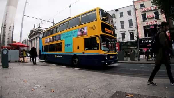 Dublín Irlanda Noviembre 2019 Tráfico Coches Connell Street — Vídeos de Stock