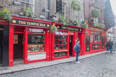 Tapınağın ünlü bar girişinde. Dublin 'de 1840.