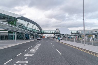 Dublin havaalanının 2. terminali. Dublin Havalimanı, İrlanda 'nın başkenti Dublin' e hizmet veren uluslararası bir havaalanıdır..