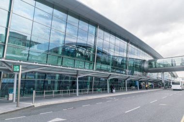 Bulutlu bir günde Dublin Havaalanı manzarası.