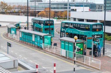 Dublin Havaalanı 'ndaki otobüs durağında..