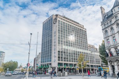 O 'Connell Köprüsü Evi, ya da Heineken Binası. Yan taraftaki reklam yüzünden Heineken Binası..