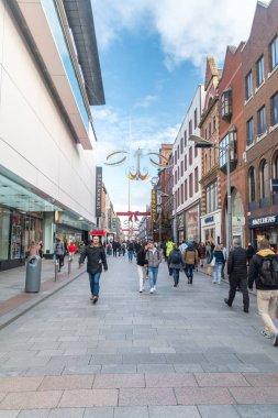 Dublin 'in merkezinde kalabalık bir alışveriş caddesi..