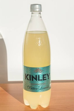 Bir şişe Kinley Stockholm Stili Acı Limon.